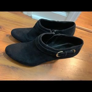 ‼️FINAL SALE‼️ black velvet bootie BANDOLINO